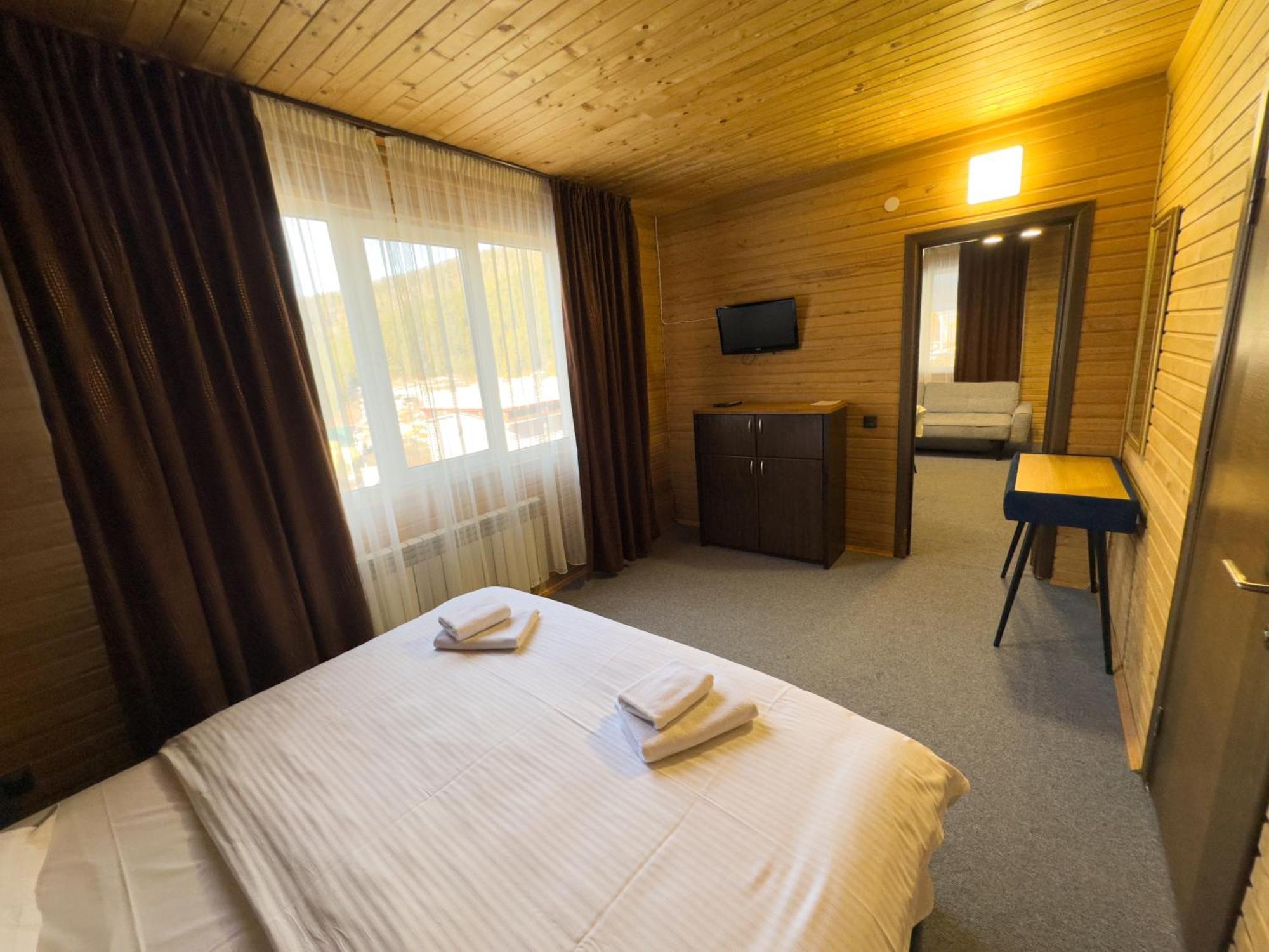 Wellland Hotel Yaremche Bagian luar foto