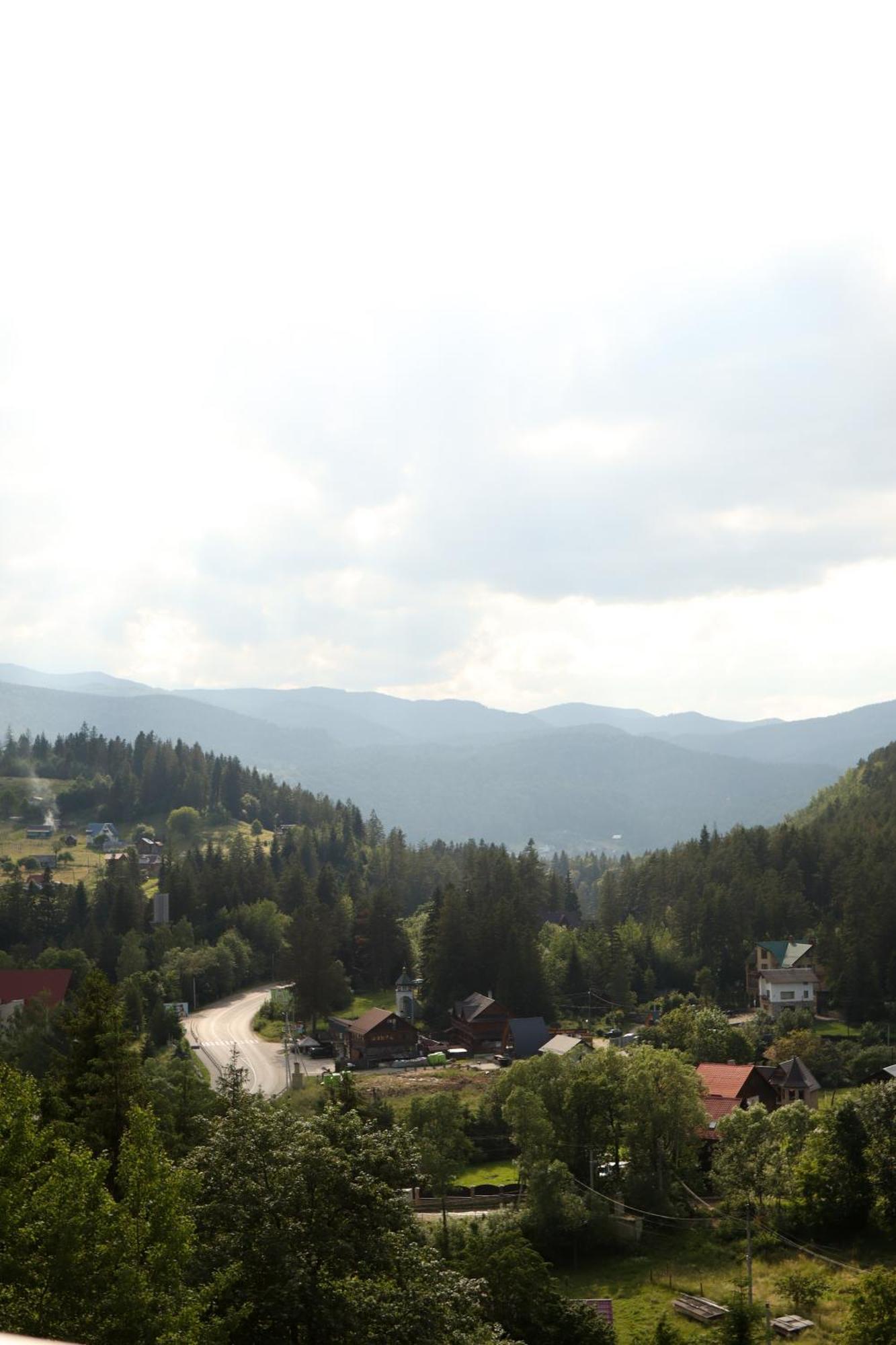 Wellland Hotel Yaremche Bagian luar foto