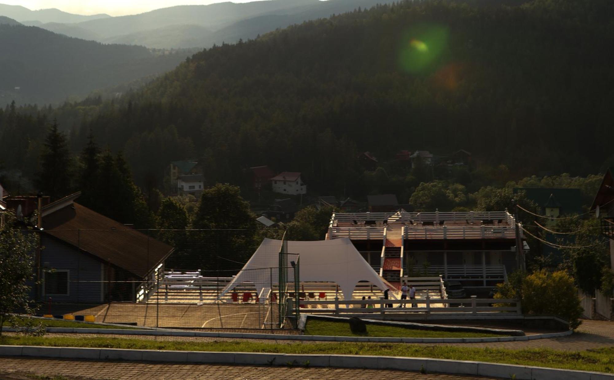 Wellland Hotel Yaremche Bagian luar foto